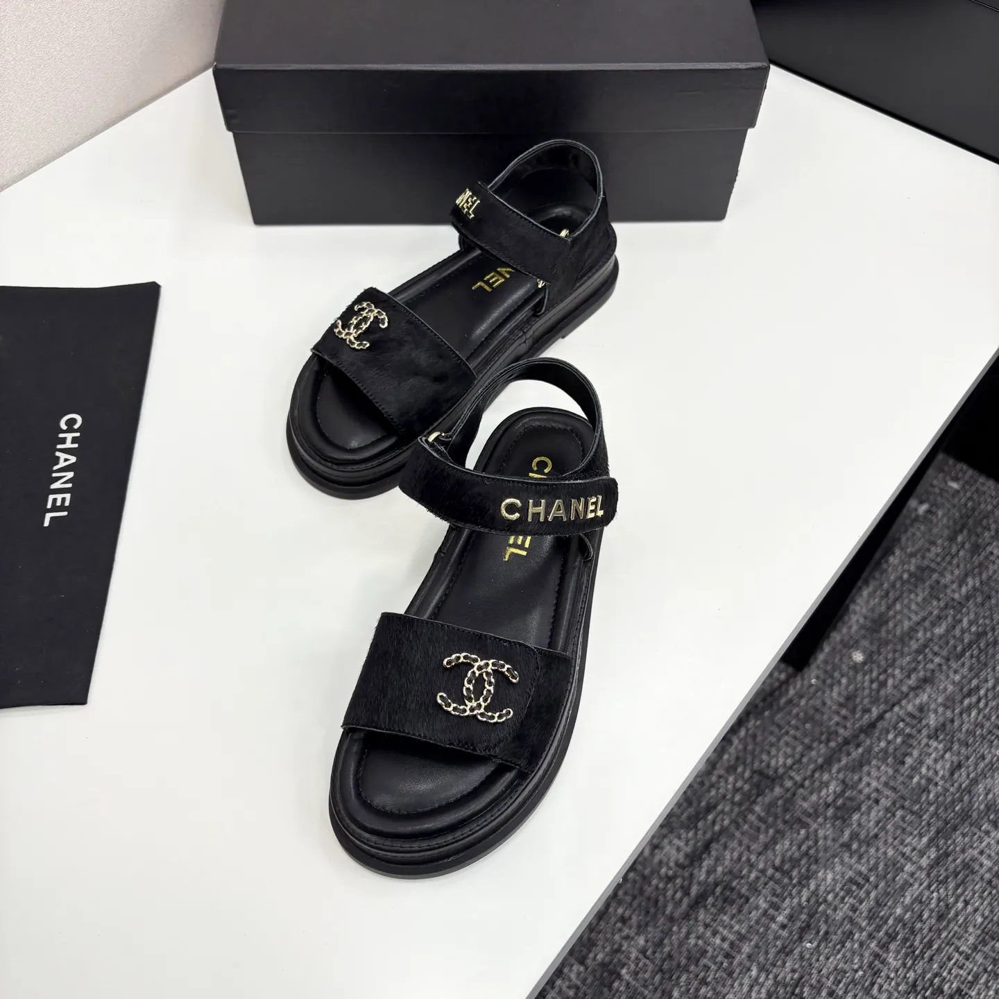 👟👟Ex-factory price 560👟👟Chanel Chanel's new early autumn thick-soled sandals are popular on catwalks on major social platforms. One of the most popular sandals at the moment. Soft and comfortable on the feet. Horsehair upper imported from Italy. Sheepskin feet. Original molded outsole Size: 35-40 (41 customized)